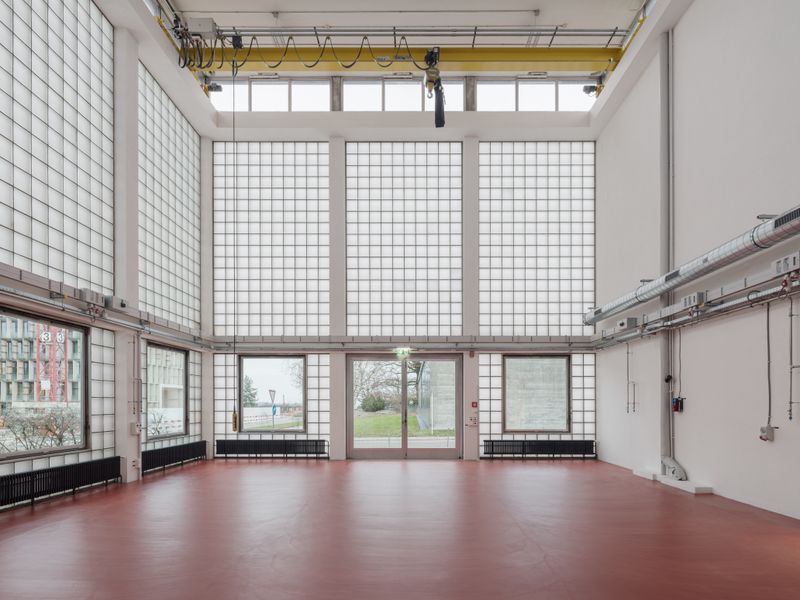 Umbauten HPT – Werkstattraum mit Glasbausteinfassade – Beat Bühler