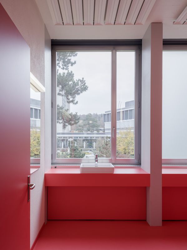 Umbauten HPT – Neue Sanitärbereiche interpretieren die historische Farb- und Materialpalette neu und setzen einen bewussten Akzent innerhalb des Ensembles. – Beat Bühler