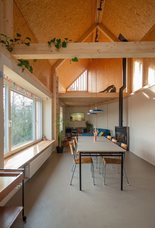 Felsenburg – vista interna dello spazio a doppia altezza verso il salotto – Cyril Käppeli