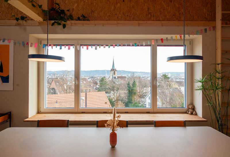 Felsenburg – La nuova finestra aperta sulla facciata sud che inquadra il paesaggio della città vecchia di Biel – Cyril Käppeli