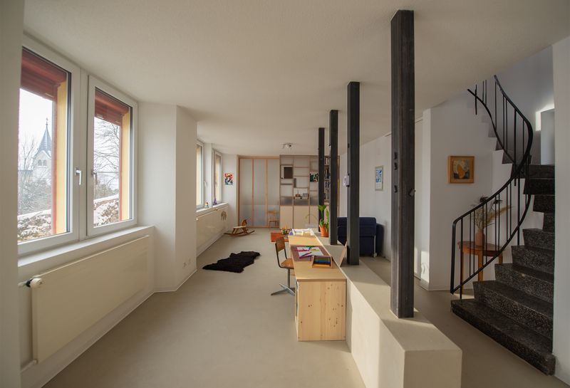 Felsenburg – vista interna del piano terra costruito interamente in autocostruzione dai proprietari – Cyril Käppeli