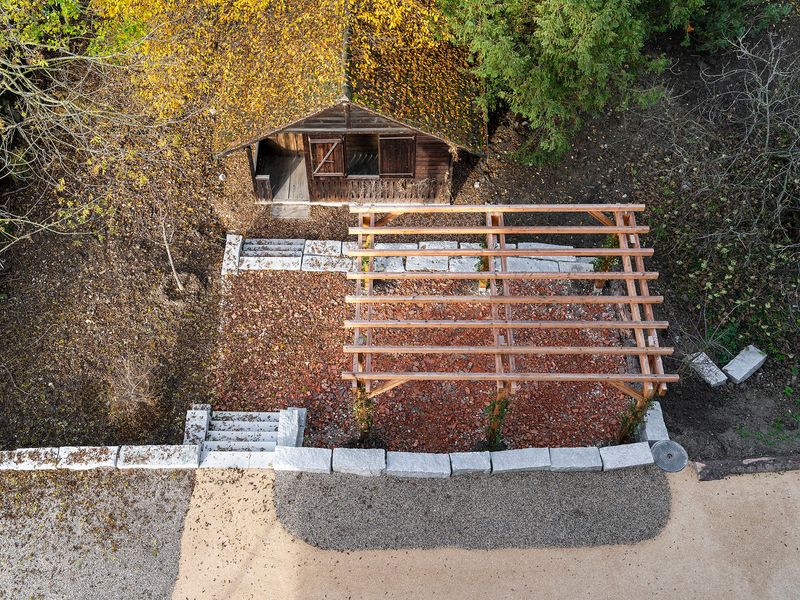 Immeuble de logements coopératifs, PSBL et PPE – Cabanon de jardin conservé et intégré les aménagements extérieurs, tuiles des villas démolies récupérées et concassées sous la pergola – Johannes Marburg Photography