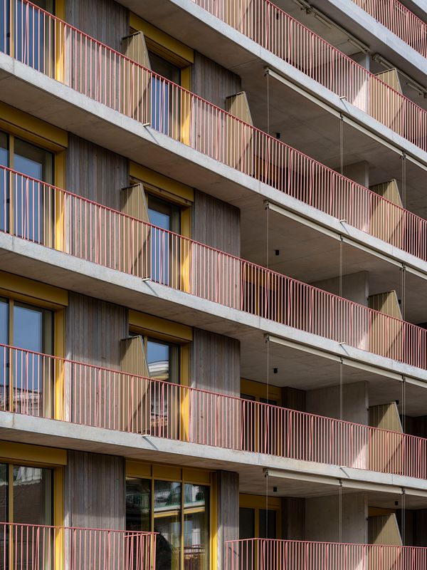Immeuble de logements coopératifs, PSBL et PPE – Façade Sud-Est avec balcon linéaire qui fait aussi office de protection solaire en été – Johannes Marburg Photography
