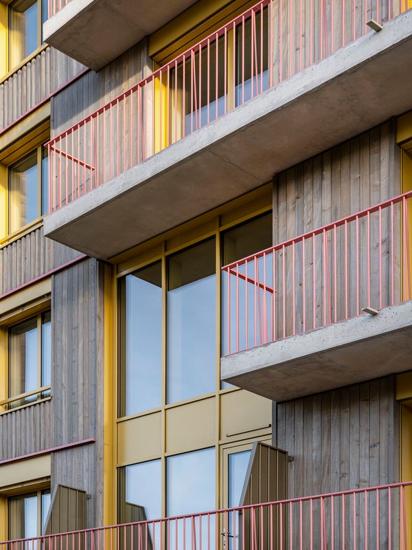 Immeuble de logements coopératifs, PSBL et PPE – Façade Nord-Ouest avec vitrage sur double hauteur du local commun – Johannes Marburg Photography