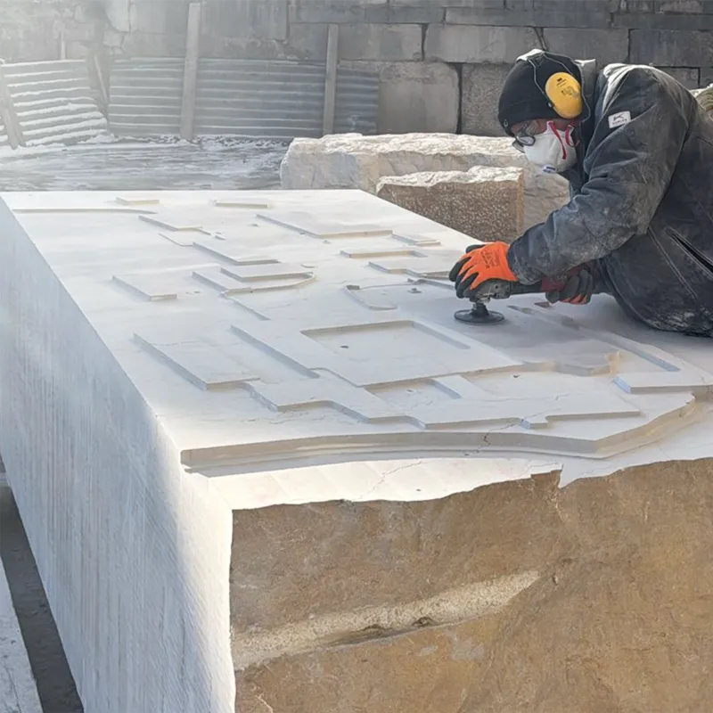 Arealgestaltung Mariastein – Ein Klosterplatz als Gastgeber – Das Übersichtsmodell aus Jurastein bildet die erste von insgesamt sechs neuen Leitfiguren auf dem Platz – sieben sind es mit der bestehenden – Atelier Ehrenklau Hemmerling GmbH