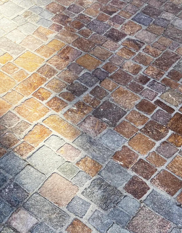 Arealgestaltung Mariastein – Ein Klosterplatz als Gastgeber – Das Farbspektrum der Mariasteiner Pflästerung führt von profan zu sakral – von asphaltgrauen über gelbe zu den rötlichen Tönen des bestehenden Vorplatzes der Basilika; subtile Farbwechsel weisen auf Nebenschauplätze hin – Atelier Ehrenklau Hemmerling GmbH