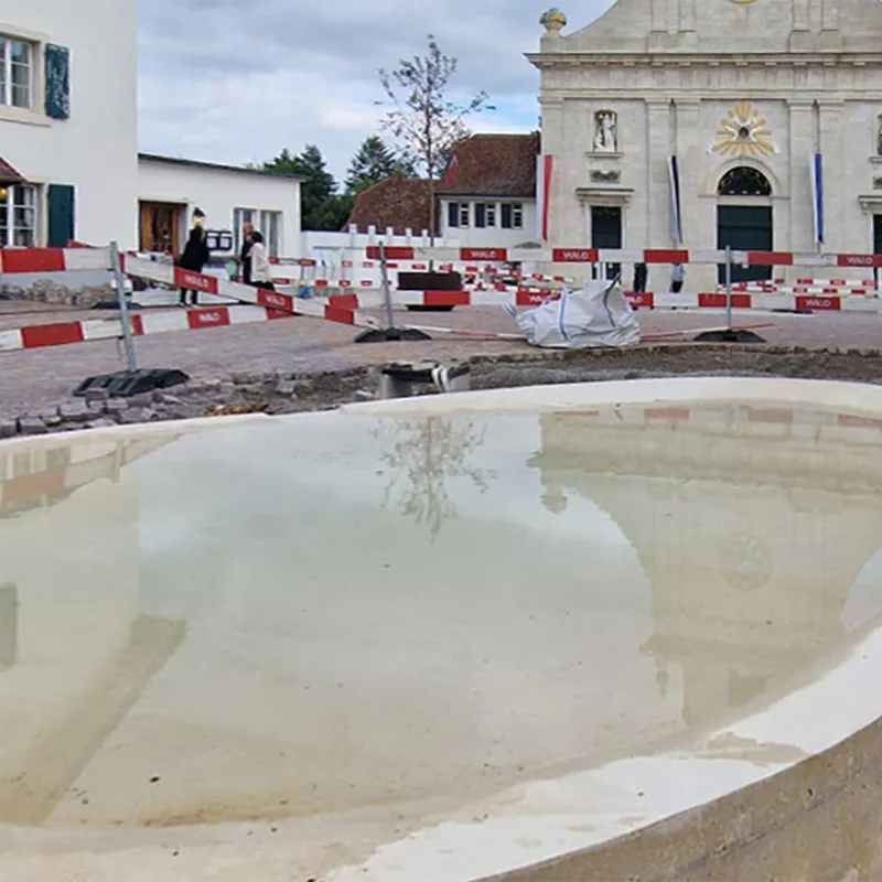 Arealgestaltung Mariastein – Ein Klosterplatz als Gastgeber – Der Wasserspiegel aus geschliffenem Kunststein aus Jurakies (im Foto noch unbearbeitet) stellt die vierte Leitfigur dar und spiegelt kurz vor der Basilika den «Himmel auf Erden» – Atelier Ehrenklau Hemmerling GmbH