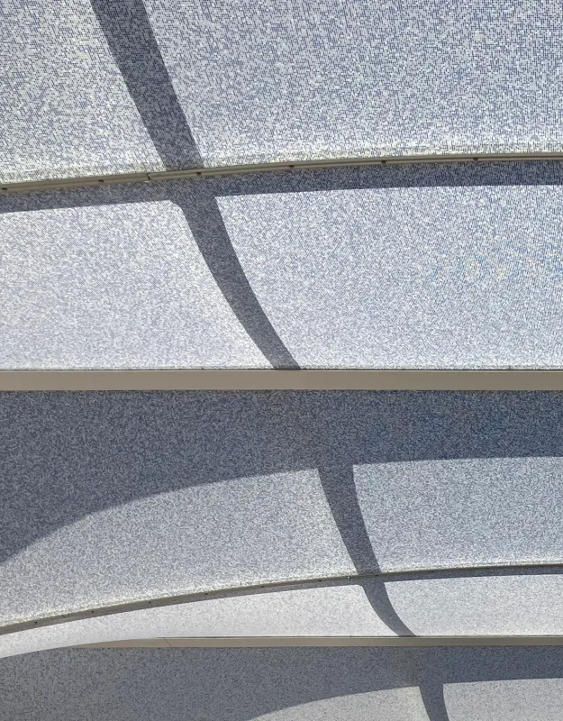 Arealgestaltung Mariastein – Ein Klosterplatz als Gastgeber – Das Textil des Pilgerforums mit dem spezifisch für den Ort entwickelten Punktmuster verstärkt die Wirkung des Himmels analog zur Wettersituation  – Atelier Ehrenklau Hemmerling GmbH