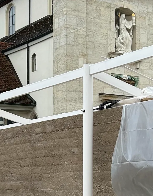 Arealgestaltung Mariastein – Ein Klosterplatz als Gastgeber – Die Mauern aus gestampften Trasskalk haben einen geringen CO2-Fussabdruck, betten sich in den Kontext ein und heben sich zugleich ab – Atelier Ehrenklau Hemmerling GmbH