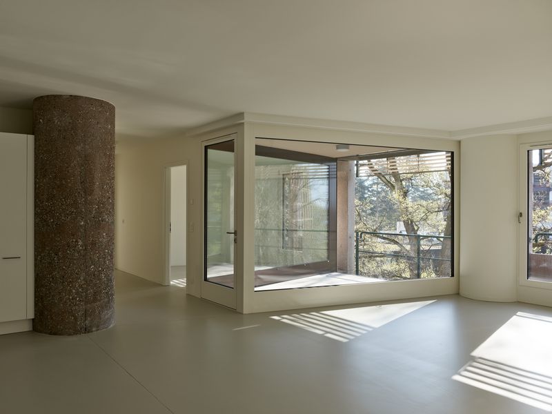 Immeuble Normandie, reconversion d'un immeuble administratif en logements –  Les loggias vitrées amènent - par réflexion - la lumière naturelle dans la profondeur du plan – Ariel Huber