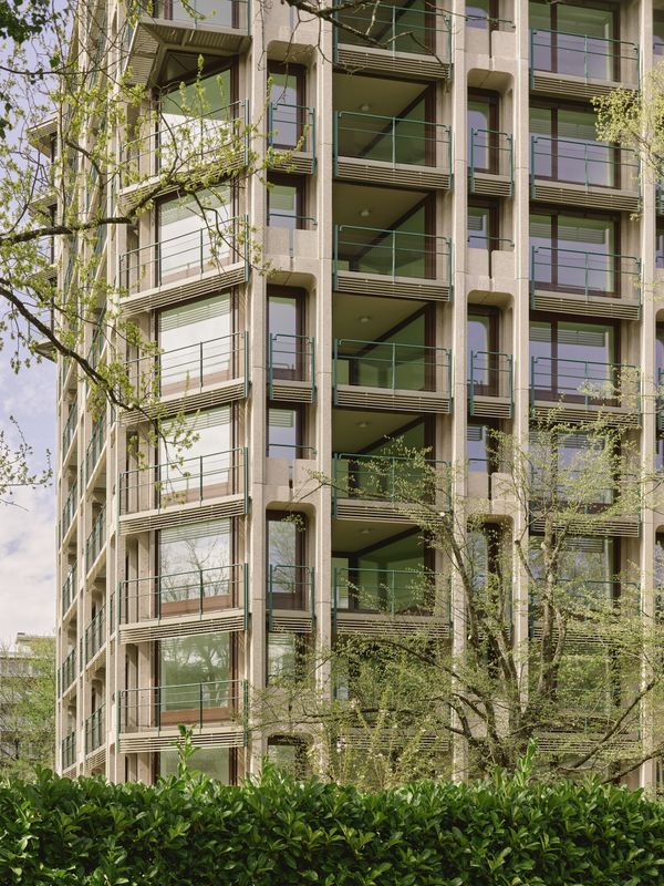 Immeuble Normandie, reconversion d'un immeuble administratif en logements –  La nouvelle façade se libère de la structure historique pour créer les loggias des appartements – Ariel Huber