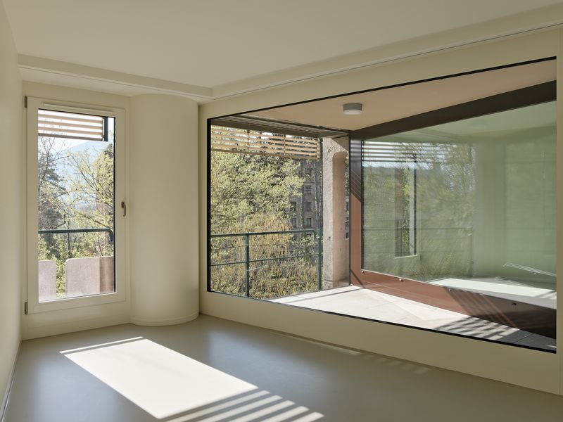 Immeuble Normandie, reconversion d'un immeuble administratif en logements – La chambre peu ouverte sur la façade profite de la lumière apportée par la baie vitrée de la loggia – Ariel Huber