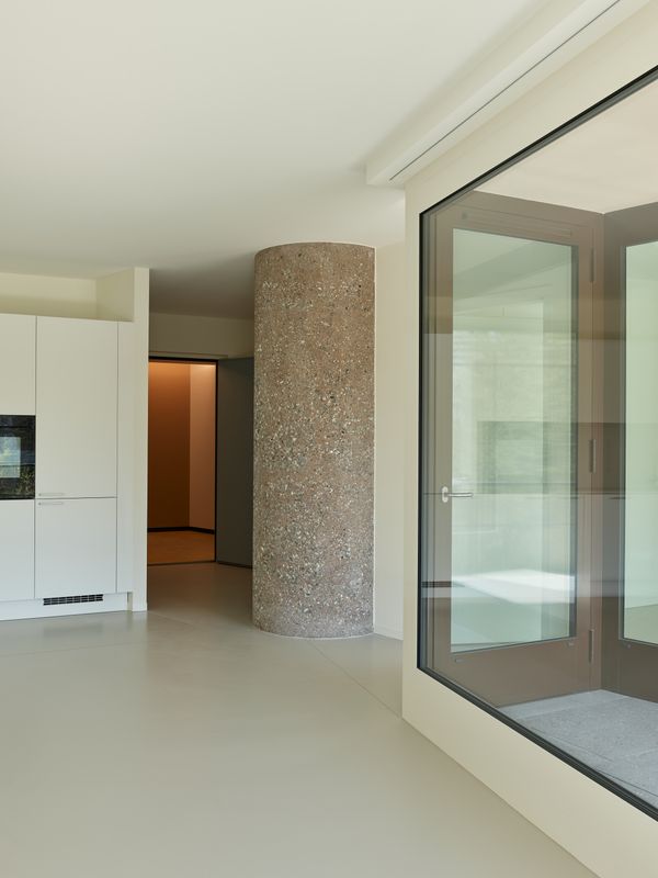 Immeuble Normandie, reconversion d'un immeuble administratif en logements – Les colonnes d’origine articulent les différents espaces des appartements – Ariel Huber