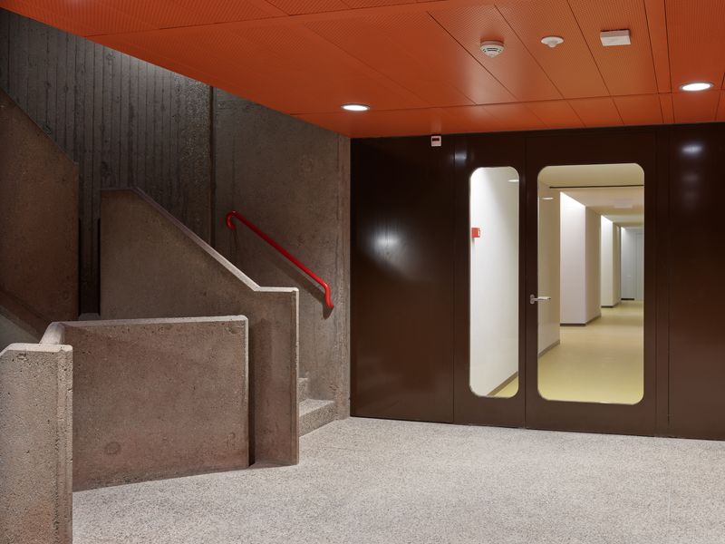 Immeuble Normandie, reconversion d'un immeuble administratif en logements – Les nouvelles portes d’accès au couloir des appartements articulent l’ancien et le contemporain – Ariel Huber