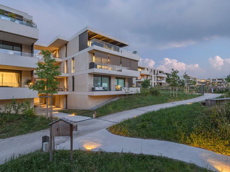 Le Parc des Crêts – Le Parc des Crêts - Promenade centrale animée par les diverses activités – Cerutti architectes SA