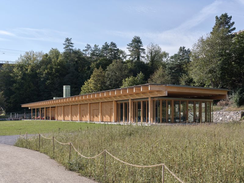 Wassersport- und Kulturzentrum, Ittigen/Worblaufen – Ost- und Südfassade mit grosszügig verglastem Club- und Kulturraum – Beat Schweizer, Bern 