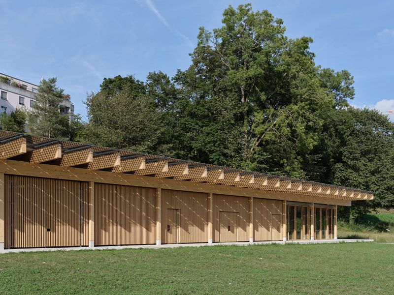 Wassersport- und Kulturzentrum, Ittigen/Worblaufen – Holzstruktur mit Vordach aus Glas mit integrierter, transluzider PV-Anlage – Beat Schweizer, Bern