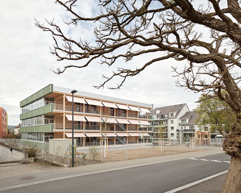 Neubau Bildungsgebäude Breiten – Vorgelagerter Aussenraum im Quartier – Roland Bernath
