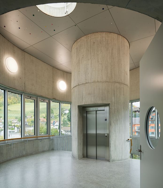 Neubau Schulhaus Bachtal – Decke Treppenturm Kunst und Bau – Roland Bernath