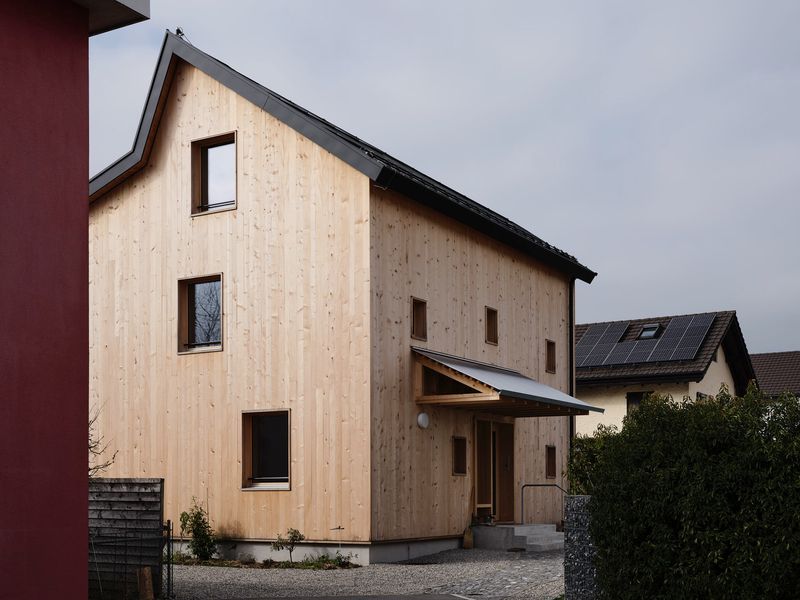 Mehrgenerationenhaus – Die Nord-Ostfassade hat nur kleine Öffnungen – Zsigmond Toth x Studio Noun