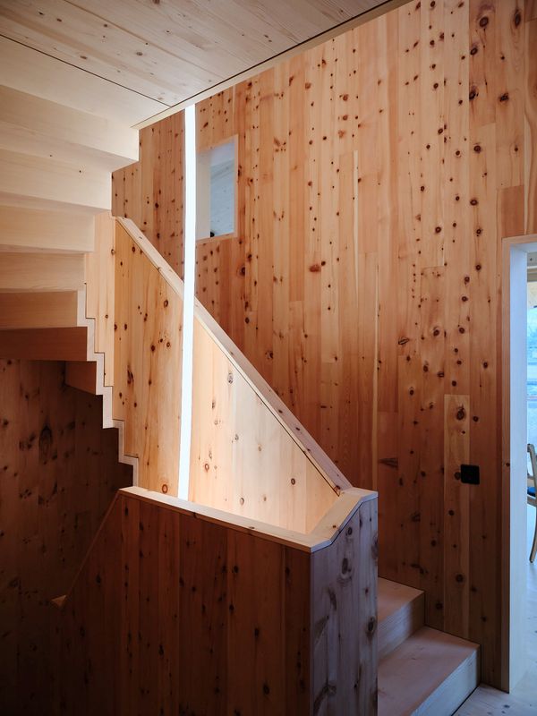 Mehrgenerationenhaus – Arvenduft strömt vom Treppenhaus in die Zimmer – Zsigmond Toth x Studio Noun