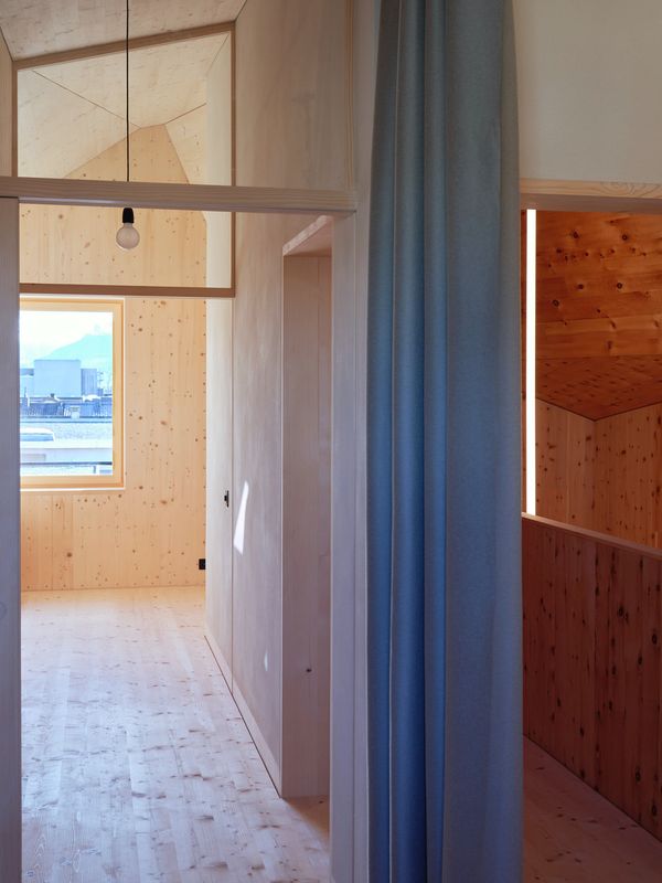 Mehrgenerationenhaus – Die Zimmer orientieren sich um den Kern. – Zsigmond Toth x Studio Noun