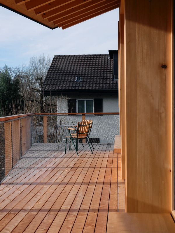 Mehrgenerationenhaus – Das grosse Vordach schafft eine vertraute Atmosphäre – Zsigmond Toth x Studio Noun