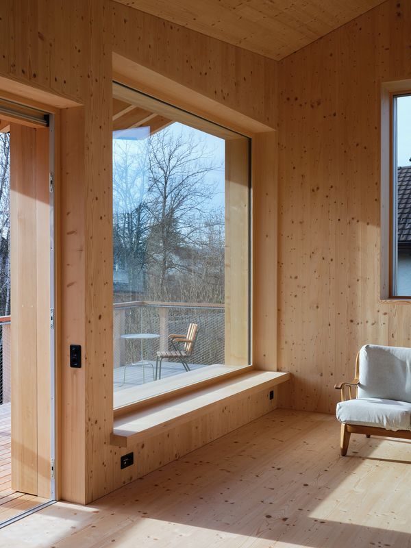 Mehrgenerationenhaus – Die grossen Fenster machen das Dach spürbar – Zsigmond Toth x Studio Noun