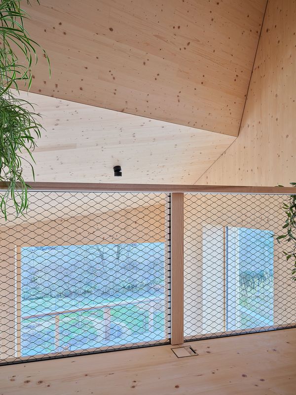 Mehrgenerationenhaus – Querblicke von der Gallerie – Zsigmond Toth x Studio Noun