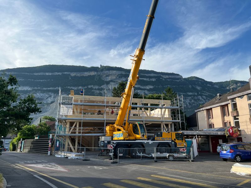 Transformation et agrandissement de la caserne des pompiers de la commune de Veyrier – Travaux de montage de la charpente – Willi Ingénieurs SA