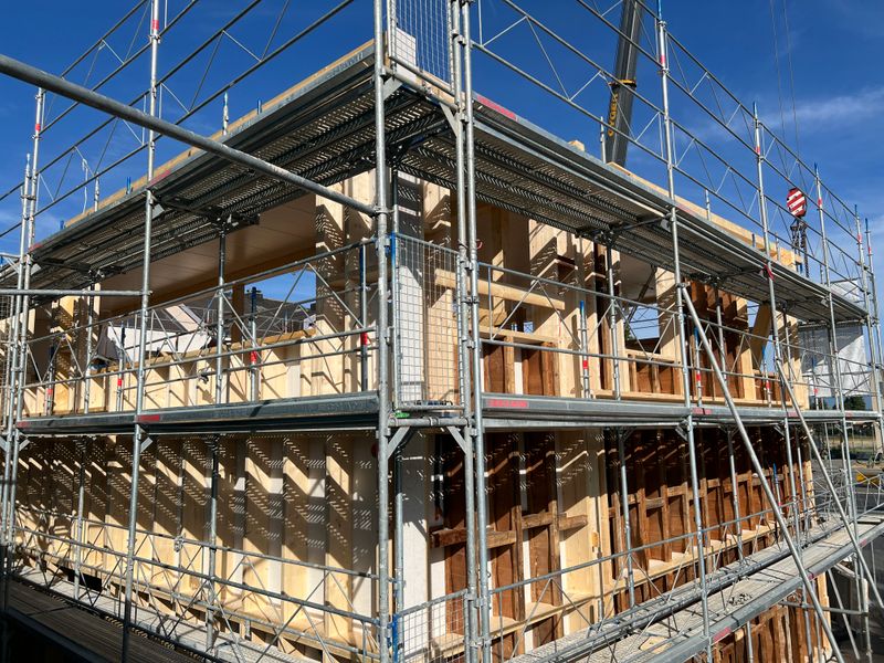 Transformation et agrandissement de la caserne des pompiers de la commune de Veyrier – Façade en cours de réalisation (éléments de toiture réemployés sur les façades) – Willi Ingénieurs SA