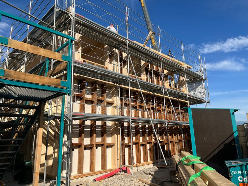 Transformation et agrandissement de la caserne des pompiers de la commune de Veyrier – Façade en cours de réalisation (éléments de toiture réemployés sur les façades) – Willi Ingénieurs SA