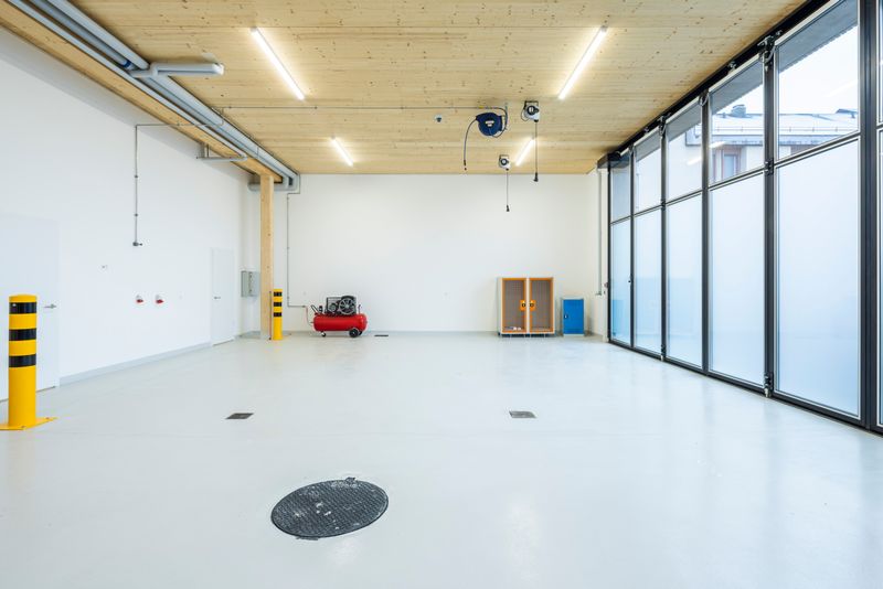 Transformation et agrandissement de la caserne des pompiers de la commune de Veyrier – Bâtiment terminé - Halle des véhicules – http://www.fcpmediaprod.com/