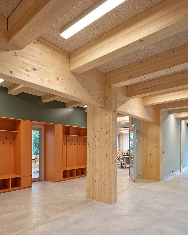 Erweiterung Schulanlage Muoshof Malters – Garderobe vor den Klassenzimmern – Roland Bernath