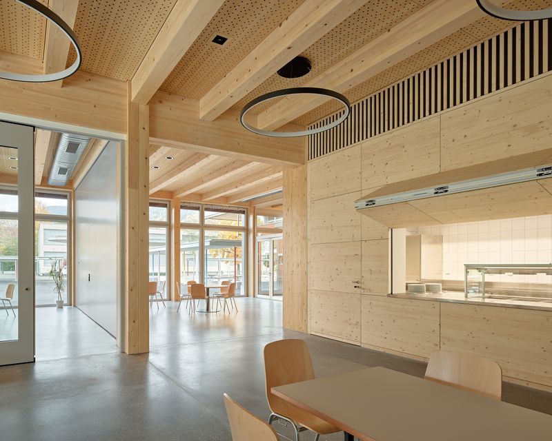 Erweiterung Schulanlage Muoshof Malters – Ausgabe Gastroküche mit Faltladen – Roland Bernath