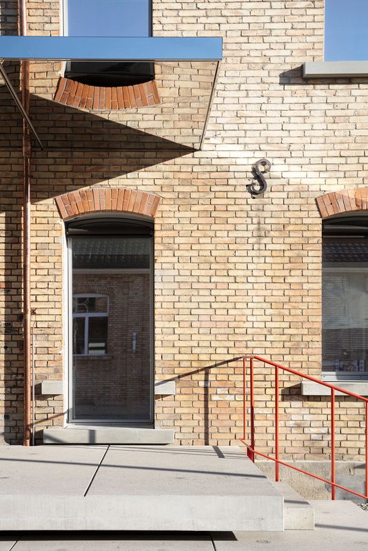 Fotomuseum Winterthur – historische Fassade mit Spiegeldach - extrovertierte Fenster durch entfernte Brüstung – Lucas Peters