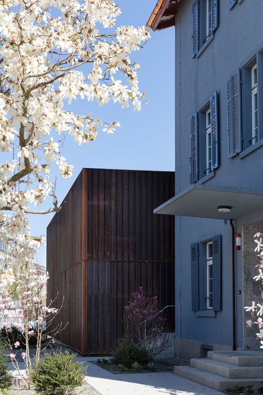 Fotomuseum Winterthur – rostrot-braune Erweiterung und blauer Kopfbau – Lucas Peters