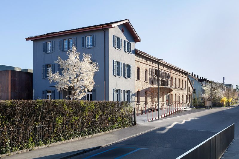 Fotomuseum Winterthur – Neualtes Ensemble - Erweiterungsbau mit ReUse-Fassade, blaues Haus, Längsbau mit Spiegeldach und Rampe/Terrasse – Lucas Peters