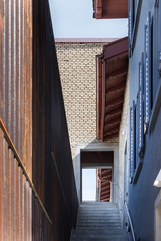 Fotomuseum Winterthur – Schnittstelle Neu/Alt und Erschliessung (durch den ehemaligen Liftturm) Museum Personaleingang, Mitarbeiterbüros, Terrasse auf dem neuen Ausstellungsraum und Wohnungen  – Lucas Peters