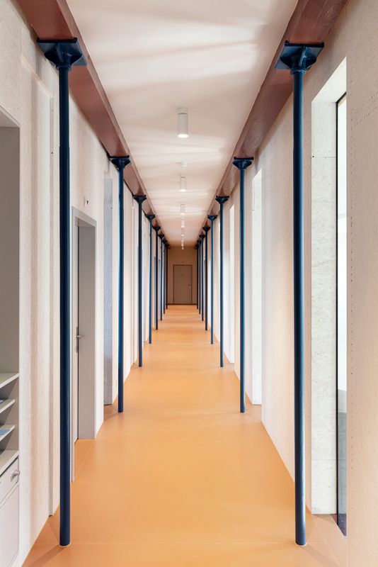 Fotomuseum Winterthur – Korridor mit inszenierten historischen Gusseisenstützen – Lucas Peters