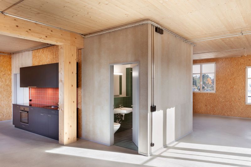 Gebäude 181 Lagerplatz – Wohnatelier mit einfacher Küchenzeile und Nassraumkern – Lucas Peters