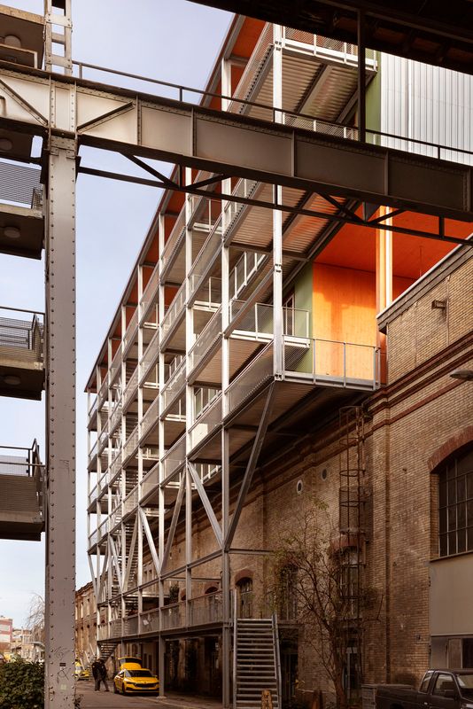 Gebäude 181 Lagerplatz – Arealpromenade mit neuem Laubengang und Aufstockung – Lucas Peters