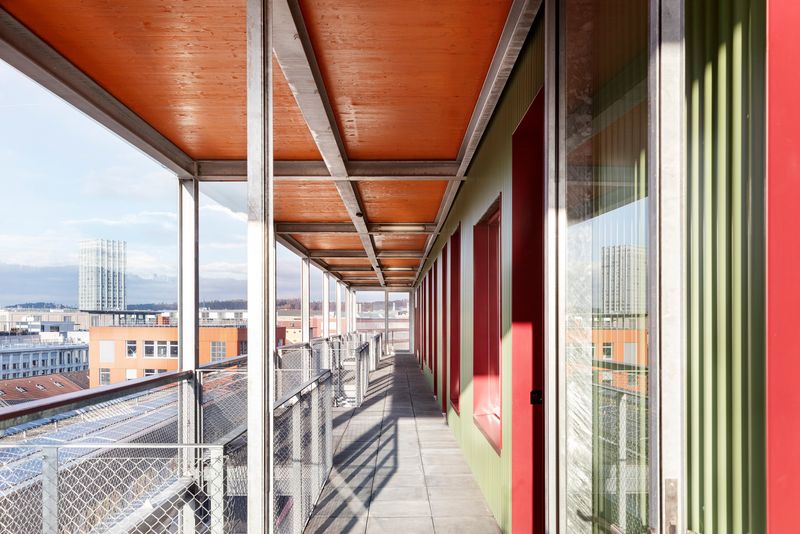 Gebäude 181 Lagerplatz – Laubengang mit Blick in die Stadt funktioniert als sozialräumlicher Ort und ist sowohl Erschliessung als auch halbprivater und privater Aussenraum – Lucas Peters