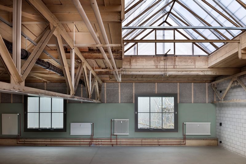 Gebäude 181 Lagerplatz – Gewerbe- und Büroräume im sanierten Bestand: neue Struktur mit Spritzdämmung, ReUse-Verkleidung, ReUse-Heizkörpern, Schwingflügelfenstern und neu gedeckten Oberlichtern – Lucas Peters