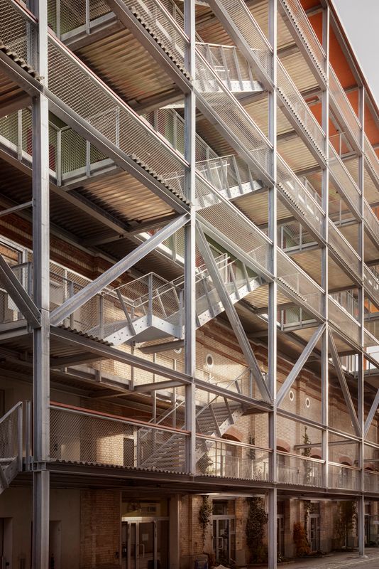 Gebäude 181 Lagerplatz – Laubengangstruktur definiert den Schwellenraum zwischen Areal und Haus – Lucas Peters