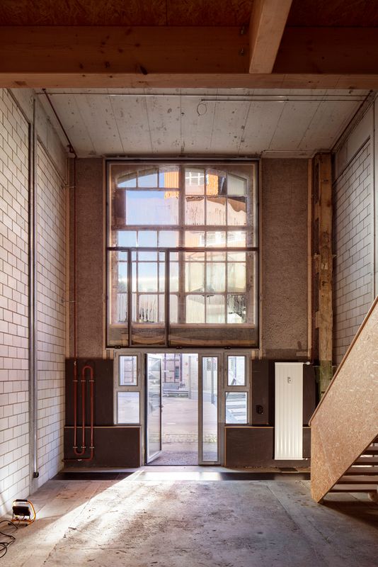 Gebäude 181 Lagerplatz – Atelier mit ReUse-Galerie-Einbau und collagiertem Eingangsfenster – Lucas Peters