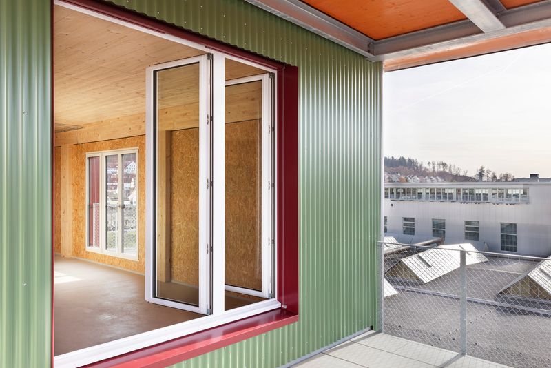 Gebäude 181 Lagerplatz – Blick vom Laubengang ins Wohnatelier und über die Hallendächer zum Heiligberg – Lucas Peters