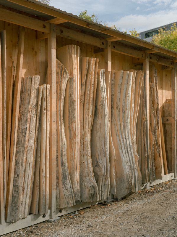 Athenaz : Habiter la campagne, cultiver le lien – Valorisation du bois  issu de l'abattage des arbres du site pour les bancs extérieurs et les menuiseries intérieures