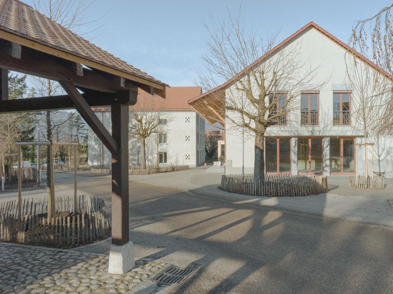 Athenaz : Habiter la campagne, cultiver le lien – La nouvelle place du village et son nouveau café - déplacement et réemploi du couvert et de la fontaine historiques