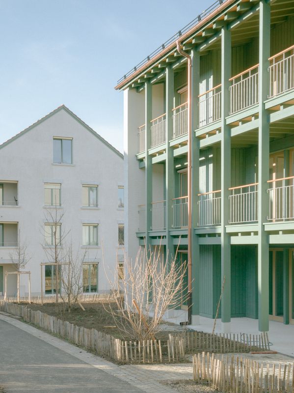 Athenaz : Habiter la campagne, cultiver le lien – La ruelle s'ouvre vers le verger